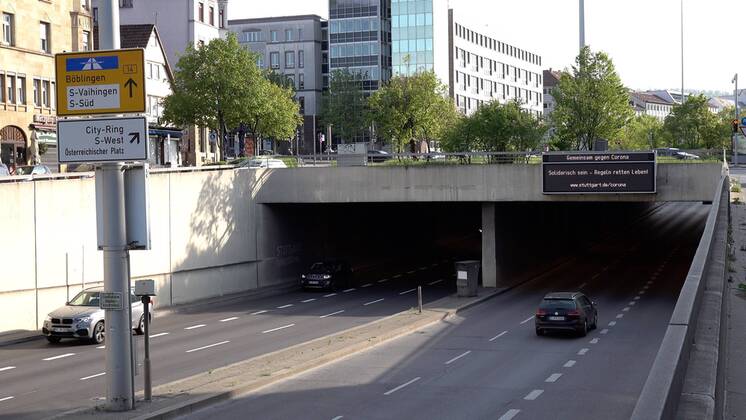 Verkehrsinfo: Feinstaubalarme in Stuttgart zukünftig eingestellt - Sinnvolle Nutzung jetzt mit Corona Verhaltensregeln auf Verkehrsanzeigen, sehr wenig Verkehr zur Rushhour Corona-Verhaltensregeln auf Verkehrsanzeigen, die man bundesweit vom Feinstaubalarm in Stuttgart kennt. Feinstaubalarme zukünftig eingestellt. Kaum Verkehr derzeit zur Rushhour auf den wichtigsten Bundesstraßen B10 & B27 Baden-Württemberg, Hauptstätter Str. 38, 70173 Stuttgart, Deutschland Copyright: 7aktuell.dex xAlexanderxHald