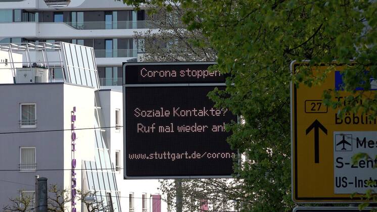 Verkehrsinfo: Feinstaubalarme in Stuttgart zukünftig eingestellt - Sinnvolle Nutzung jetzt mit Corona Verhaltensregeln auf Verkehrsanzeigen, sehr wenig Verkehr zur Rushhour Corona-Verhaltensregeln auf Verkehrsanzeigen, die man bundesweit vom Feinstaubalarm in Stuttgart kennt. Feinstaubalarme zukünftig eingestellt. Kaum Verkehr derzeit zur Rushhour auf den wichtigsten Bundesstraßen B10 & B27 Baden-Württemberg, Hauptstätter Str. 38, 70173 Stuttgart, Deutschland Copyright: 7aktuell.dex xAlexanderxHald