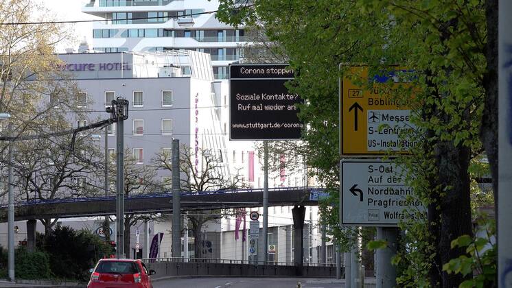 Verkehrsinfo: Feinstaubalarme in Stuttgart zukünftig eingestellt - Sinnvolle Nutzung jetzt mit Corona Verhaltensregeln auf Verkehrsanzeigen, sehr wenig Verkehr zur Rushhour Corona-Verhaltensregeln auf Verkehrsanzeigen, die man bundesweit vom Feinstaubalarm in Stuttgart kennt. Feinstaubalarme zukünftig eingestellt. Kaum Verkehr derzeit zur Rushhour auf den wichtigsten Bundesstraßen B10 & B27 Baden-Württemberg, Hauptstätter Str. 38, 70173 Stuttgart, Deutschland Copyright: 7aktuell.dex xAlexanderxHald