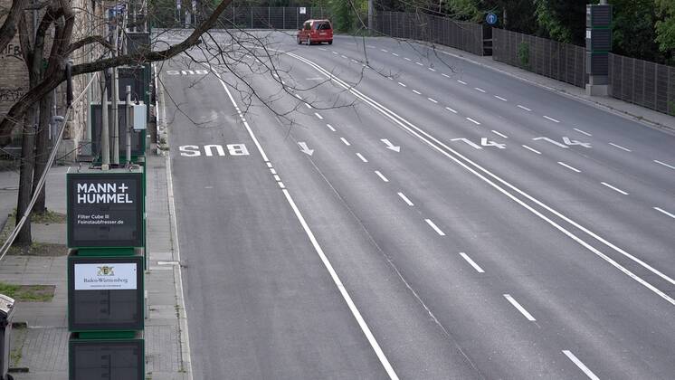 Verkehrsinfo: Feinstaubalarme in Stuttgart zukünftig eingestellt - Sinnvolle Nutzung jetzt mit Corona Verhaltensregeln auf Verkehrsanzeigen, sehr wenig Verkehr zur Rushhour Corona-Verhaltensregeln auf Verkehrsanzeigen, die man bundesweit vom Feinstaubalarm in Stuttgart kennt. Feinstaubalarme zukünftig eingestellt. Kaum Verkehr derzeit zur Rushhour auf den wichtigsten Bundesstraßen B10 & B27 Baden-Württemberg, Hauptstätter Str. 38, 70173 Stuttgart, Deutschland Copyright: 7aktuell.dex xAlexanderxHald