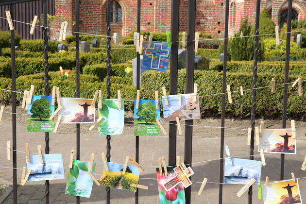 Blick am Donnerstag (16.04.2020) in Abtshagen (Landkreis Vorpommern Rügen) am Zugang zum örtlichen Friedhof auf Karten mit christlichen Sprüchen und Bildern. Im Landkreis haben Christen an verschiedenen Orten sogenannte Hoffnungsleinen angebracht. An ihnen hängen Ansichtskarten mit Segensworten zum Mitnehmen. Sie sollen den Menschen Kraft geben und sie durch die schwierige Zeit begleiten.
