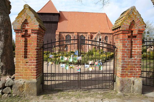 Blick am Donnerstag (16.04.2020) in Abtshagen (Landkreis Vorpommern Rügen) am Zugang zum örtlichen Friedhof auf Karten mit christlichen Sprüchen und Bildern. Im Landkreis haben Christen an verschiedenen Orten sogenannte Hoffnungsleinen angebracht. An ihnen hängen Ansichtskarten mit Segensworten zum Mitnehmen. Sie sollen den Menschen Kraft geben und sie durch die schwierige Zeit begleiten.
