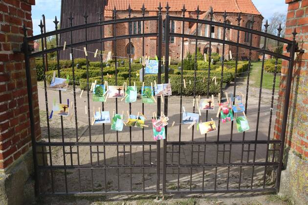 Blick am Donnerstag (16.04.2020) in Abtshagen (Landkreis Vorpommern Rügen) am Zugang zum örtlichen Friedhof auf Karten mit christlichen Sprüchen und Bildern. Im Landkreis haben Christen an verschiedenen Orten sogenannte Hoffnungsleinen angebracht. An ihnen hängen Ansichtskarten mit Segensworten zum Mitnehmen. Sie sollen den Menschen Kraft geben und sie durch die schwierige Zeit begleiten.