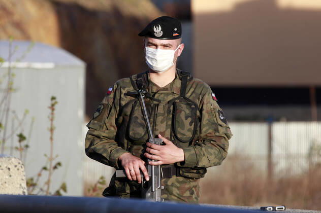 Bewaffnete polnische Soldaten mit Mundschutz bewachen den wegen der Coronakrise gesperrten Grenzübergang Altstadtbrücke von Görlitz nach Zgorzelec. Görlitz, 16.04.2020