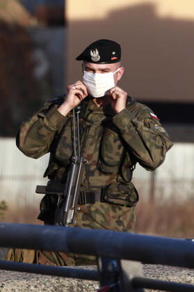 Bewaffnete polnische Soldaten mit Mundschutz bewachen den wegen der Coronakrise gesperrten Grenzübergang Altstadtbrücke von Görlitz nach Zgorzelec. Görlitz, 16.04.2020