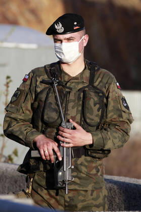 Bewaffnete polnische Soldaten mit Mundschutz bewachen den wegen der Coronakrise gesperrten Grenzübergang Altstadtbrücke von Görlitz nach Zgorzelec. Görlitz, 16.04.2020