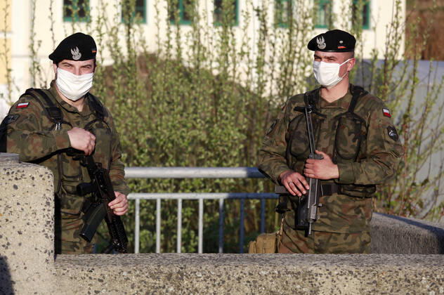 News Bilder des Tages Bewaffnete polnische Soldaten mit Mundschutz bewachen den wegen der Coronakrise gesperrten Grenzübergang Altstadtbrücke von Görlitz nach Zgorzelec. Görlitz, 16.04.2020