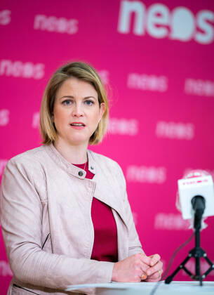 Wien 16.04.2020, Wien, AUT, Akutelle Entwicklungen zur Coronaerkrankung in Oesterreich, Pressekonferenz zum Thema Offene Fragen im Bildungsbereich, im Bild NEOS-Klubobfrau Beate Meinl-Reisinger NEOS-Klubobfrau Beate Meinl-Reisinger during a press conference on the subject Open questions in the education sector of Austrian Goverment about the Coronavirus Pandemie at the Wien, Austria on 2020 04 16.