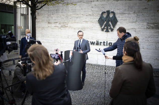 Bundesaussenminister Heiko Maas, SPD, gibt ein Pressestatement vor dem Auswaertigen Amt zu der aktuellen Lage der Rueckholaktion deutscher Staatsbuerger aus dem Ausland. Berlin, 17.04.2020 Berlin Deutschland