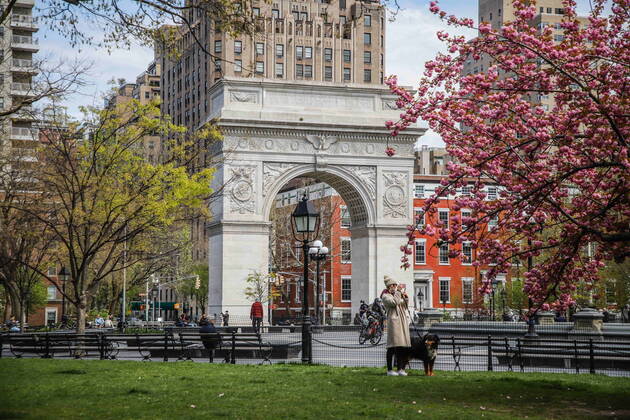 April 14, 2020, New York, NEW YORK, EUA: Movement in Washington Square Park in the spring of New York during the Coronavirus COVID-19 pandemic in the United States. New York USA - ZUMAc233 20200414_zsp_c233_075 Copyright: xVanessaxCarvalhox