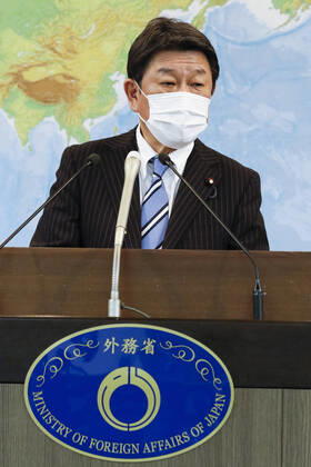 April 17, 2020, Tokyo, Japan: Japan s Foreign Minister Toshimitsu Motegi wearing a face mask speaks during his regular news conference at the Ministry of Foreign Affairs of Japan Tokyo Japan - ZUMAm191 20200417_zap_m191_002 Copyright: xRodrigoxReyesxMarinx