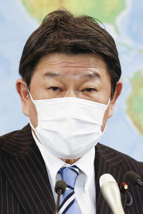 April 17, 2020, Tokyo, Japan: Japan s Foreign Minister Toshimitsu Motegi wearing a face mask speaks during his regular news conference at the Ministry of Foreign Affairs of Japan Tokyo Japan - ZUMAm191 20200417_zap_m191_005 Copyright: xRodrigoxReyesxMarinx