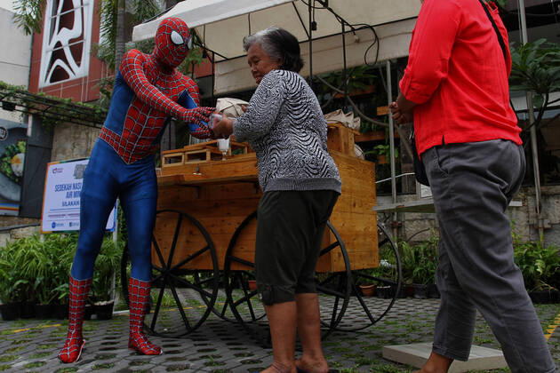 Spiderman shares food with others, amid the COVID-19 Pandemic in Indonesia - 17 April 2020. A man wearing a Spiderman costume distributes food in Yogyakarta, Friday, April 17, 2020. Food and mineral water are given to the community as a form of caring for others, amid the Pandemic COVID-19 in Indonesia. (Photo by Devi Rahman INA Photo Agency imago images) 