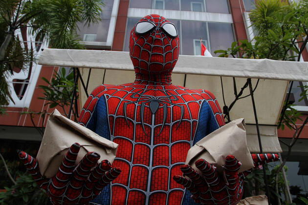 Spiderman shares food with others, amid the COVID-19 Pandemic in Indonesia - 17 April 2020. A man wearing a Spiderman costume distributes food in Yogyakarta, Friday, April 17, 2020. Food and mineral water are given to the community as a form of caring for others, amid the Pandemic COVID-19 in Indonesia. (Photo by Devi Rahman INA Photo Agency imago images) 