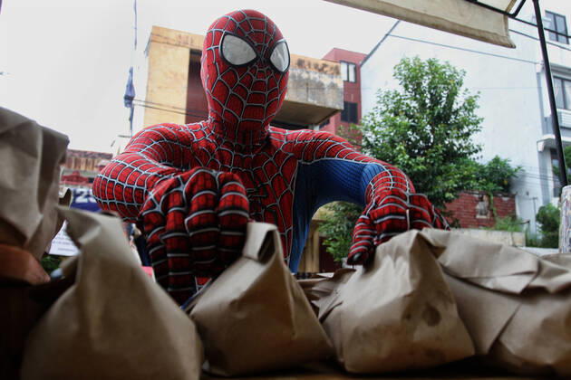 News Bilder des Tages Spiderman shares food with others, amid the COVID-19 Pandemic in Indonesia - 17 April 2020. A man wearing a Spiderman costume distributes food in Yogyakarta, Friday, April 17, 2020. Food and mineral water are given to the community as a form of caring for others, amid the Pandemic COVID-19 in Indonesia. (Photo by Devi Rahman INA Photo Agency imago images) 