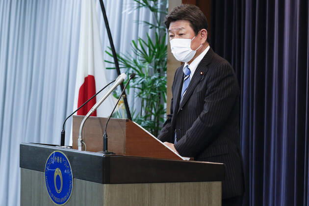 April 17, 2020, Tokyo, Japan: Japan s Foreign Minister Toshimitsu Motegi wearing a face mask speaks during his regular news conference at the Ministry of Foreign Affairs of Japan Tokyo Japan - ZUMAm191 20200417_zap_m191_008 Copyright: xRodrigoxReyesxMarinx