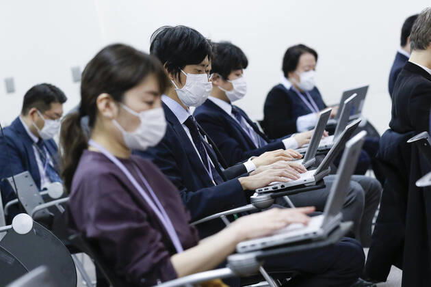 April 17, 2020, Tokyo, Japan: Members of the press wearing face masks attend the regular conference of Japan s Foreign Minister Toshimitsu Motegi at the Ministry of Foreign Affairs of Japan Tokyo Japan - ZUMAm191 20200417_zap_m191_014 Copyright: xRodrigoxReyesxMarinx