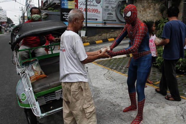 Spiderman shares food with others, amid the COVID-19 Pandemic in Indonesia - 17 April 2020. A man wearing a Spiderman costume distributes food in Yogyakarta, Friday, April 17, 2020. Food and mineral water are given to the community as a form of caring for others, amid the Pandemic COVID-19 in Indonesia. (Photo by Devi Rahman INA Photo Agency imago images) 