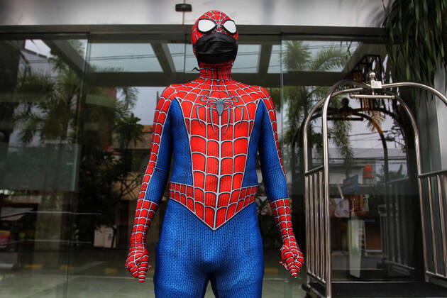 Spiderman shares food with others, amid the COVID-19 Pandemic in Indonesia - 17 April 2020. A man wearing a Spiderman costume distributes food in Yogyakarta, Friday, April 17, 2020. Food and mineral water are given to the community as a form of caring for others, amid the Pandemic COVID-19 in Indonesia. (Photo by Devi Rahman INA Photo Agency imago images) 