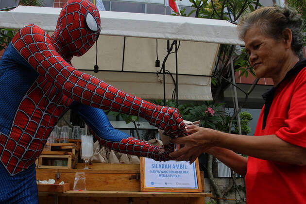 Spiderman shares food with others, amid the COVID-19 Pandemic in Indonesia - 17 April 2020. A man wearing a Spiderman costume distributes food in Yogyakarta, Friday, April 17, 2020. Food and mineral water are given to the community as a form of caring for others, amid the Pandemic COVID-19 in Indonesia. (Photo by Devi Rahman INA Photo Agency imago images) 
