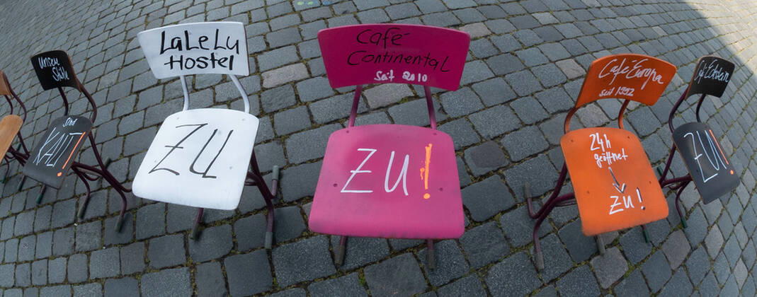 GER Sachsen Dresden Neumarkt an der Frauenkirche - Lange Tafel der Dresdner Gastwirte und Gastronomen bei der sie jede Menge Stuehle rausstellten und eine Petition uebergaben weil sie vor dem Ruin stehen wegen der Coronakrise und zuwenig unterstuetzt werden 170420 ddbd