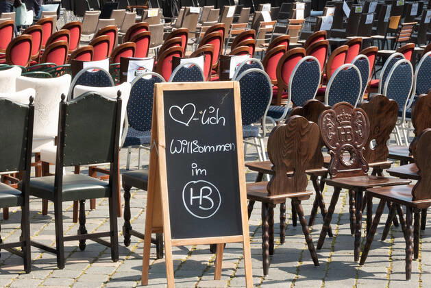 GER Sachsen Dresden Neumarkt an der Frauenkirche - Lange Tafel der Dresdner Gastwirte und Gastronomen bei der sie jede Menge Stuehle rausstellten und eine Petition uebergaben weil sie vor dem Ruin stehen wegen der Coronakrise und zuwenig unterstuetzt werden 170420 ddbd