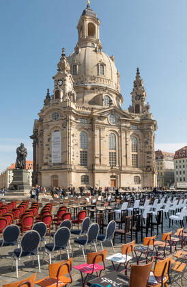 GER Sachsen Dresden Neumarkt an der Frauenkirche - Lange Tafel der Dresdner Gastwirte und Gastronomen bei der sie jede Menge Stuehle rausstellten und eine Petition uebergaben weil sie vor dem Ruin stehen wegen der Coronakrise und zuwenig unterstuetzt werden 170420 ddbd