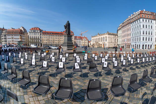 GER Sachsen Dresden Neumarkt an der Frauenkirche - Lange Tafel der Dresdner Gastwirte und Gastronomen bei der sie jede Menge Stuehle rausstellten und eine Petition uebergaben weil sie vor dem Ruin stehen wegen der Coronakrise und zuwenig unterstuetzt werden 170420 ddbd