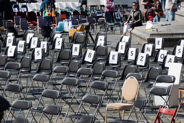 GER Sachsen Dresden Neumarkt an der Frauenkirche - Lange Tafel der Dresdner Gastwirte und Gastronomen bei der sie jede Menge Stuehle rausstellten und eine Petition uebergaben weil sie vor dem Ruin stehen wegen der Coronakrise und zuwenig unterstuetzt werden 170420 ddbd