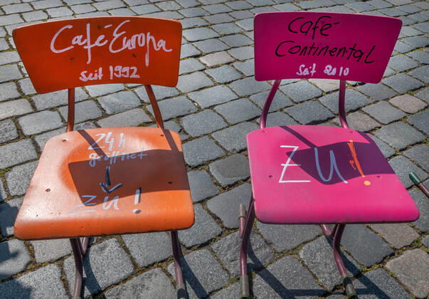 GER Sachsen Dresden Neumarkt - Lange Tafel der Dresdner Gastwirte und Gastronomen bei der sie jede Menge Stuehle rausstellten und eine Petition uebergaben weil sie vor dem Ruin stehen wegen der Coronakrise und zuwenig unterstuetzt werden 170420 ddbd