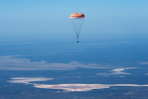 Bilder des Jahres 2020, News 04 April News Themen der Woche KW16 The Soyuz MS-15 spacecraft is seen as it lands in a remote area near the town of Zhezkazgan, Kazakhstan with Expedition 62 crew members Jessica Meir and Drew Morgan of NASA, and Oleg Skripochka of Roscosmos, Friday, April 17, 2020. Meir and Skripochka returned after 205 days in space, and Morgan after 272 days in space. All three served as Expedition 60-61-62 crew members onboard the International Space Station. Where: Zhezkazgan, Kazakhstan When: 17 Apr 2020 Credit: NASA GCTC Andrey Shelepin Cover Images **Editorial use only** Copyright: xx 40451910 EDITORIAL USE ONLY. NOT FOR USE BY NEWSPAPERS BASED IN THE UK.