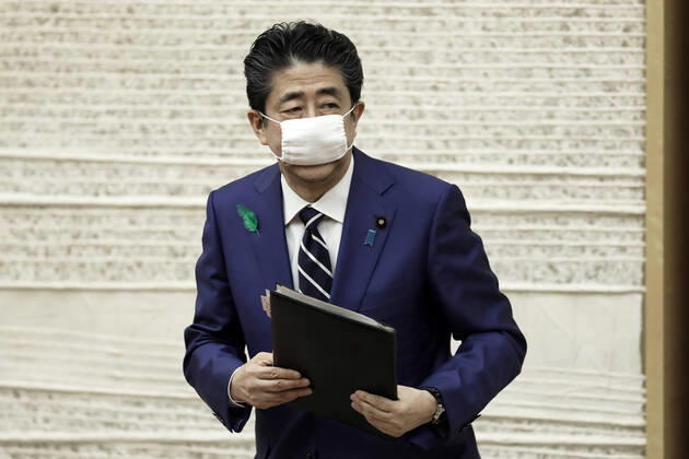 April 17, 2020, Tokyo, Japan: Shinzo Abe, Japan s prime minister, wearing a protective mask, leaves a news conference at the prime minister s official residence in Tokyo, Japan, on Friday, April 17, 2020. Tokyo Japan - ZUMAz114 20200417_zih_z114_005 Copyright: xPOOLx