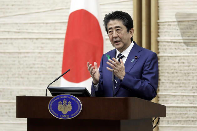 April 17, 2020, Tokyo, Japan: Shinzo Abe, Japan s prime minister, gestures as he speaks during a news conference at the prime minister s official residence in Tokyo, Japan, on Friday, April 17, 2020. Tokyo Japan - ZUMAz114 20200417_zih_z114_001 Copyright: xPOOLx