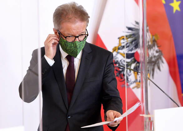 Wien 17.04.2020, Bundeskanzleramt, Wien, AUT, Akutelle Entwicklungen zur Coronaerkrankung in Oesterreich, Pressekonferenz zum Thema Schrittweise Normalisierung im Gesundheitsbereich, im Bild Gesundheitsminister Rudolf Anschober (Gruene) Gesundheitsminister Rudolf Anschober (Gruene) during a press conference on the subject Gradual normalisation in the health sector of Austrian Goverment about the Coronavirus Pandemie at the Bundeskanzleramt in Wien, Austria on 2020 04 17.