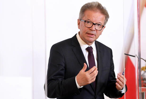 Wien 17.04.2020, Bundeskanzleramt, Wien, AUT, Akutelle Entwicklungen zur Coronaerkrankung in Oesterreich, Pressekonferenz zum Thema Schrittweise Normalisierung im Gesundheitsbereich, im Bild Gesundheitsminister Rudolf Anschober (Gruene) Gesundheitsminister Rudolf Anschober (Gruene) during a press conference on the subject Gradual normalisation in the health sector of Austrian Goverment about the Coronavirus Pandemie at the Bundeskanzleramt in Wien, Austria on 2020 04 17.