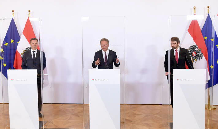 Wien 17.04.2020, Bundeskanzleramt, Wien, AUT, Akutelle Entwicklungen zur Coronaerkrankung in Oesterreich, Pressekonferenz zum Thema Schrittweise Normalisierung im Gesundheitsbereich, im Bild (v.l.) Michael Binder (KAV), Gesundheitsminister Rudolf Anschober (G) und Herwig Ostermann (Gesundheit Oesterreich) (v.l.) Michael Binder (KAV), Gesundheitsminister Rudolf Anschober (G) und Herwig Ostermann (Gesundheit Oesterreich) during a press conference on the subject Gradual normalisation in the health sector of Austrian Goverment about the Coronavirus Pandemie at the Bundeskanzleramt in Wien, Austria on 2020 04 17.
