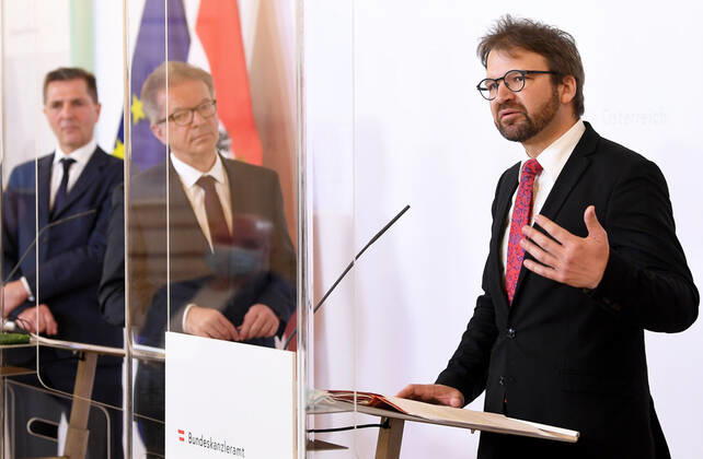 Wien 17.04.2020, Bundeskanzleramt, Wien, AUT, Akutelle Entwicklungen zur Coronaerkrankung in Oesterreich, Pressekonferenz zum Thema Schrittweise Normalisierung im Gesundheitsbereich, im Bild (v.l.) Michael Binder (KAV), Gesundheitsminister Rudolf Anschober (G) und Herwig Ostermann (Gesundheit Oesterreich) (v.l.) Michael Binder (KAV), Gesundheitsminister Rudolf Anschober (G) und Herwig Ostermann (Gesundheit Oesterreich) during a press conference on the subject Gradual normalisation in the health sector of Austrian Goverment about the Coronavirus Pandemie at the Bundeskanzleramt in Wien, Austria on 2020 04 17.