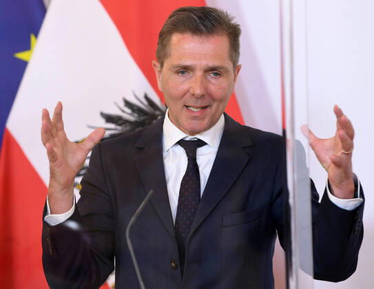 Wien 17.04.2020, Bundeskanzleramt, Wien, AUT, Akutelle Entwicklungen zur Coronaerkrankung in Oesterreich, Pressekonferenz zum Thema Schrittweise Normalisierung im Gesundheitsbereich, im Bild Der Medizinische Direktor des Wiener Krankenanstaltenverbundes Michael Binder Der Medizinische Direktor des Wiener Krankenanstaltenverbundes Michael Binder during a press conference on the subject Gradual normalisation in the health sector of Austrian Goverment about the Coronavirus Pandemie at the Bundeskanzleramt in Wien, Austria on 2020 04 17.