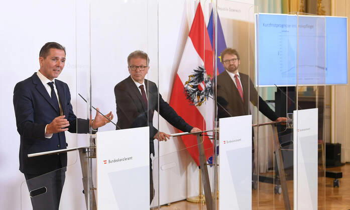 News Bilder des Tages Wien 17.04.2020, Bundeskanzleramt, Wien, AUT, Akutelle Entwicklungen zur Coronaerkrankung in Oesterreich, Pressekonferenz zum Thema Schrittweise Normalisierung im Gesundheitsbereich, im Bild (v.l.) Der Medizinische Direktor des Wiener Krankenanstaltenverbundes Michael Binder, Gesundheitsminister Rudolf Anschober (Gruene) und Herwig Ostermann (Geschaeftsfuehrer der Gesundheit Oesterreich) (v.l.) Der Medizinische Direktor des Wiener Krankenanstaltenverbundes Michael Binder, Gesundheitsminister Rudolf Anschober (Gruene) und Herwig Ostermann (Geschaeftsfuehrer der Gesundheit Oesterreich) during a press conference on the subject Gradual normalisation in the health sector of Austrian Goverment about the Coronavirus Pandemie at the Bundeskanzleramt in Wien, Austria on 2020 04 17.