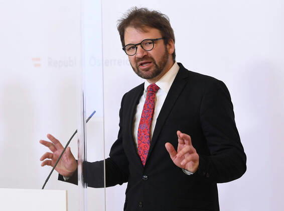 Wien 17.04.2020, Bundeskanzleramt, Wien, AUT, Akutelle Entwicklungen zur Coronaerkrankung in Oesterreich, Pressekonferenz zum Thema Schrittweise Normalisierung im Gesundheitsbereich, im Bild Herwig Ostermann (Geschaeftsfuehrer der Gesundheit Oesterreich) Herwig Ostermann (Geschaeftsfuehrer der Gesundheit Oesterreich) during a press conference on the subject Gradual normalisation in the health sector of Austrian Goverment about the Coronavirus Pandemie at the Bundeskanzleramt in Wien, Austria on 2020 04 17.