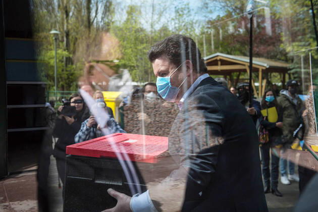 Bundesminister fuer Arbeit und Soziales, Hubertus Heil (SPD), besuchte am Freitag (17.04.2020) gemeinsam mit dem Oberbuergermeister der Stadt Potsdam, Mike Schubert (SPD), die Kueche Bisamkiez in Potsdam. (Foto: Minister Hubertus Heil mit einer Kiste mit Essen) Brandenburgs Landeshauptstadt Potsdam versorgt in der Corona-Krise sozial benachteiligte Kinder mobil mit Mittagessen. Inzwischen werden Mahlzeiten fuer fast 1.000 Kinder in 476 Haushalten geliefert, die wegen der Anti-Corona-Massnahmen nicht in die Kita oder zur Schule gehen duerfen. Die Stadt arbeitet bei der Versorgung der Kinder derzeit mit der Potsdamer Tafel, vier Caterern und zwei Fahrdiensten des Deutschen Roten Kreuzes und einem lokalen Anbieter zusammen. (Siehe epd-Meldung vom 17.04.2020) Mobiles Mittagessen fuer fast 1.000 arme Kinder in Potsdam