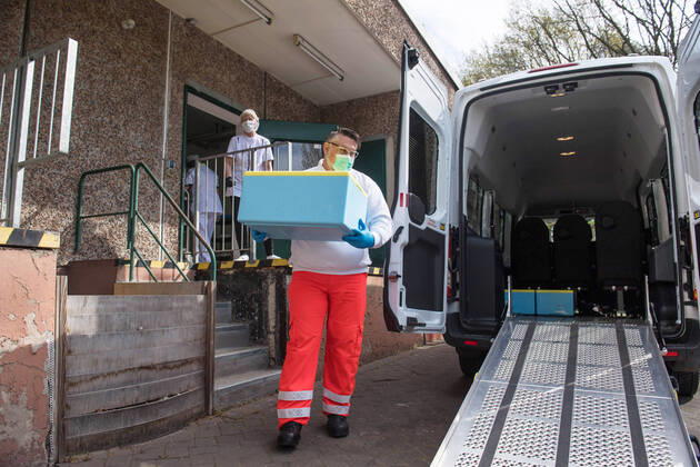 Brandenburgs Landeshauptstadt Potsdam versorgt in der Corona-Krise sozial benachteiligte Kinder mobil mit Mittagessen. (Foto vom 17.04.2020: Rico Wiemann vom Fahrdienst des Roten Kreuz beim verladen der Essenskisten der Kueche Bisamkiez). Inzwischen werden Mahlzeiten fuer fast 1.000 Kinder in 476 Haushalten geliefert, die wegen der Anti-Corona-Massnahmen nicht in die Kita oder zur Schule gehen duerfen. Die Stadt arbeitet bei der Versorgung der Kinder derzeit mit der Potsdamer Tafel, vier Caterern und zwei Fahrdiensten des Deutschen Roten Kreuzes und einem lokalen Anbieter zusammen. (Siehe epd-Meldung vom 17.04.2020) Mobiles Mittagessen fuer fast 1.000 arme Kinder in Potsdam