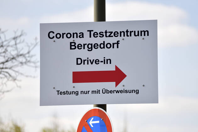 Wegweiser zum Corona Testzentrum Bergedorf in Hamburg, Deutschland, Europa