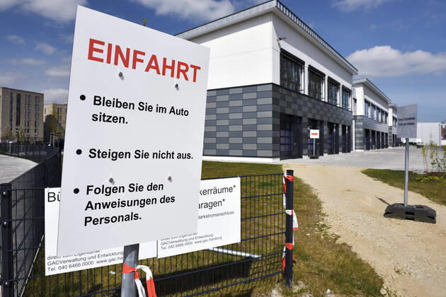 Einfahrt zum Corona Testzentrum Bergedorf in Hamburg, Deutschland, Europa