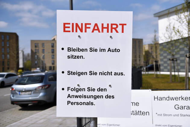 Einfahrt zum Corona Testzentrum Bergedorf in Hamburg, Deutschland, Europa