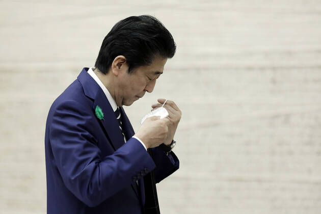 April 17, 2020, Tokyo, Japan: Shinzo Abe, Japan s prime minister, wears a protective mask as he leaves a news conference at the prime minister s official residence in Tokyo, Japan, on Friday, April 17, 2020. Tokyo Japan - ZUMAz114 20200417_zih_z114_016 Copyright: xPOOLx