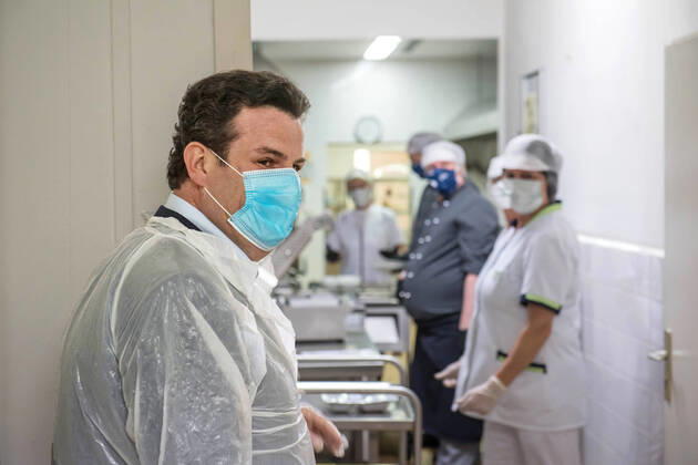 Bundesminister fuer Arbeit und Soziales, Hubertus Heil (SPD, Foto), besuchte am Freitag (17.04.2020) gemeinsam mit dem Oberbuergermeister der Stadt Potsdam, Mike Schubert (SPD), die Kueche Bisamkiez in Potsdam. Brandenburgs Landeshauptstadt Potsdam versorgt in der Corona-Krise sozial benachteiligte Kinder mobil mit Mittagessen. Inzwischen werden Mahlzeiten fuer fast 1.000 Kinder in 476 Haushalten geliefert, die wegen der Anti-Corona-Massnahmen nicht in die Kita oder zur Schule gehen duerfen. Die Stadt arbeitet bei der Versorgung der Kinder derzeit mit der Potsdamer Tafel, vier Caterern und zwei Fahrdiensten des Deutschen Roten Kreuzes und einem lokalen Anbieter zusammen. (Siehe epd-Meldung vom 17.04.2020) Mobiles Mittagessen fuer fast 1.000 arme Kinder in Potsdam
