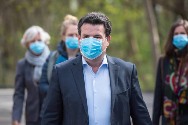 Bundesminister fuer Arbeit und Soziales, Hubertus Heil (SPD, Foto), besuchte am Freitag (17.04.2020) gemeinsam mit dem Oberbuergermeister der Stadt Potsdam, Mike Schubert (SPD), die Kueche Bisamkiez in Potsdam. Brandenburgs Landeshauptstadt Potsdam versorgt in der Corona-Krise sozial benachteiligte Kinder mobil mit Mittagessen. Inzwischen werden Mahlzeiten fuer fast 1.000 Kinder in 476 Haushalten geliefert, die wegen der Anti-Corona-Massnahmen nicht in die Kita oder zur Schule gehen duerfen. Die Stadt arbeitet bei der Versorgung der Kinder derzeit mit der Potsdamer Tafel, vier Caterern und zwei Fahrdiensten des Deutschen Roten Kreuzes und einem lokalen Anbieter zusammen. (Siehe epd-Meldung vom 17.04.2020) Mobiles Mittagessen fuer fast 1.000 arme Kinder in Potsdam