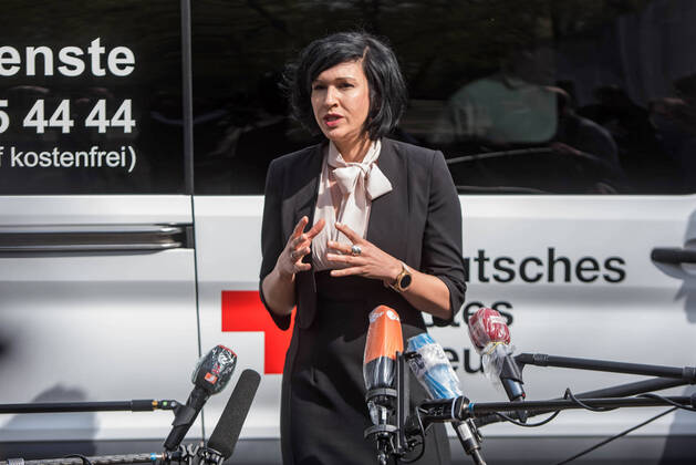 Bundesminister fuer Arbeit und Soziales, Hubertus Heil (SPD), besuchte am Freitag (17.04.2020) gemeinsam mit dem Oberbuergermeister der Stadt Potsdam, Mike Schubert (SPD), die Kueche Bisamkiez in Potsdam. (Foto: Noosha Aubel, Beigeordnete der Landeshauptstadt Potsdam fuer Bildung, Jugend uns Soziales) Brandenburgs Landeshauptstadt Potsdam versorgt in der Corona-Krise sozial benachteiligte Kinder mobil mit Mittagessen. Inzwischen werden Mahlzeiten fuer fast 1.000 Kinder in 476 Haushalten geliefert, die wegen der Anti-Corona-Massnahmen nicht in die Kita oder zur Schule gehen duerfen. Die Stadt arbeitet bei der Versorgung der Kinder derzeit mit der Potsdamer Tafel, vier Caterern und zwei Fahrdiensten des Deutschen Roten Kreuzes und einem lokalen Anbieter zusammen. (Siehe epd-Meldung vom 17.04.2020) Mobiles Mittagessen fuer fast 1.000 arme Ki Copyright: epd-bild ChristianxDitsch EDITORIAL USE ONLY
