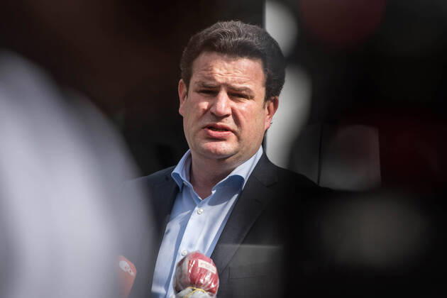 Bundesminister fuer Arbeit und Soziales, Hubertus Heil (SPD, Foto), besuchte am Freitag (17.04.2020) gemeinsam mit dem Oberbuergermeister der Stadt Potsdam, Mike Schubert (SPD), die Kueche Bisamkiez in Potsdam. Brandenburgs Landeshauptstadt Potsdam versorgt in der Corona-Krise sozial benachteiligte Kinder mobil mit Mittagessen. Inzwischen werden Mahlzeiten fuer fast 1.000 Kinder in 476 Haushalten geliefert, die wegen der Anti-Corona-Massnahmen nicht in die Kita oder zur Schule gehen duerfen. Die Stadt arbeitet bei der Versorgung der Kinder derzeit mit der Potsdamer Tafel, vier Caterern und zwei Fahrdiensten des Deutschen Roten Kreuzes und einem lokalen Anbieter zusammen. (Siehe epd-Meldung vom 17.04.2020) Mobiles Mittagessen fuer fast 1.000 arme Kinder in Potsdam